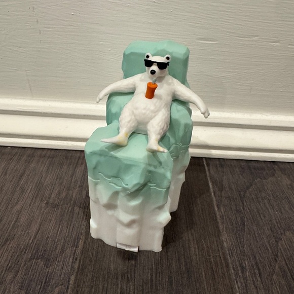 Polar Bear Figurine on Ice Chair - Refrigerator Deodorizer Baking Soda - Picture 1 of 4
